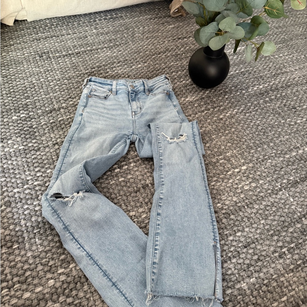 American Eagle  Light Wash Distress Jeans Women   Denim Skinny Raw Hem